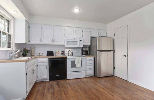 Olathe House | FIFA WC Ready Sleeps 13/5BR Mins to Stadium!