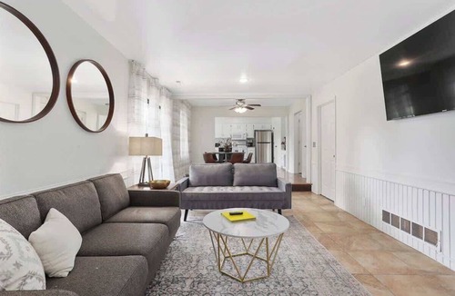 Olathe House | FIFA WC Ready Sleeps 13/5BR Mins to Stadium!