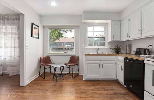 Olathe House | FIFA WC Ready Sleeps 13/5BR Mins to Stadium!