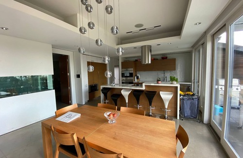 Burnaby House | ⚽ Major international sporting event Luxury Stay | Pool + Hot Tub + Views