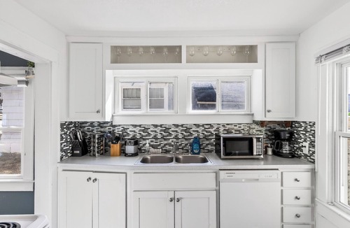 Lee's Summit House | Major international sporting event Stay Queen Bed + Office with futon