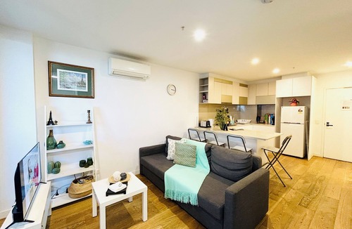 Melbourne Central Business District Apartment | ❤️FIFFT08/InnerCBD/SkyHigh View/1Min To Station/FREE(Pool/GYM/Tram)