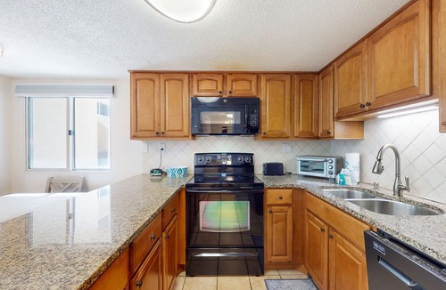 Laguna Beach Estates Condo | Fifth-floor condo with pool, amazing ocean view, high-speed WiFi, & washer/dryer