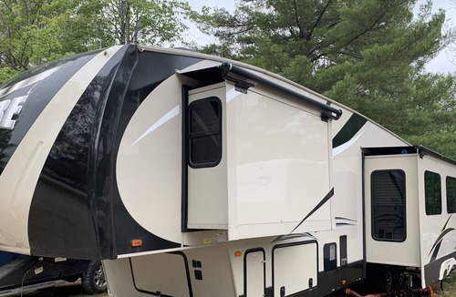 Trout Lake House | Fifth wheel bunkhouse - TROUT LAKE MICHIGAN - full hook up - sleeps up to 9