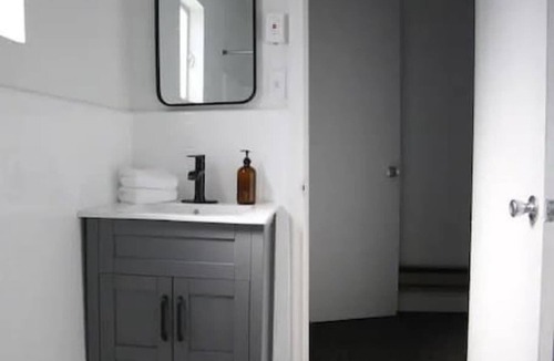Fillmore Apartment | Fillmore Lodge: Cute Queen Room at Special Rate!