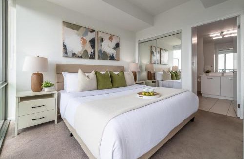 Bay Cloverhill Apartment | Financial District 3BR CN Tower Views