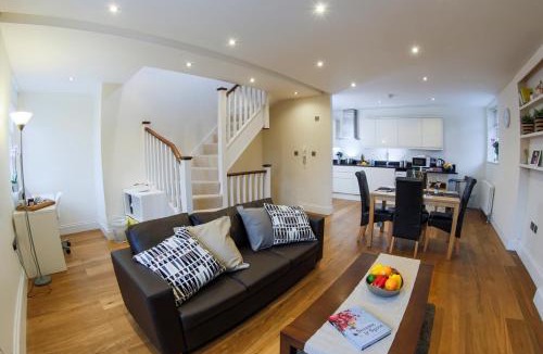 Finchley Church End Apartment | Finchley Central Spacious 3 bed triplex loft style apartment