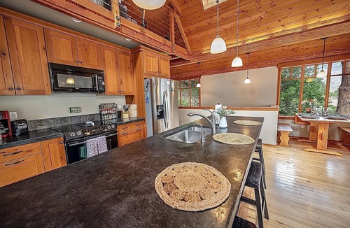 Chelan Cabin | Find serenity with a secluded lakefront cabin+EV Charger+Lake views+Lake Access
