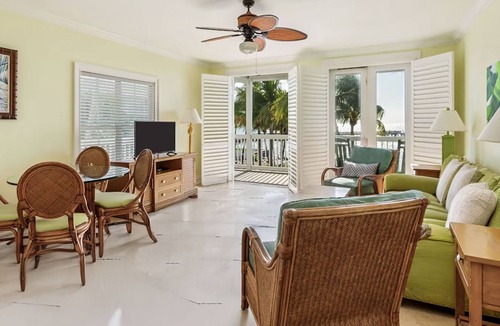 Old Town Resort | 𝐅𝐢𝐧𝐝𝐢𝐧𝐠 𝐌𝐞𝐢𝐥𝐢’𝐬 Beachfront Coconut Resort near Southernmost Pointe