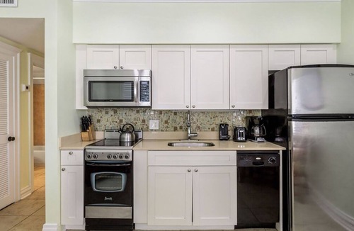 Old Town Resort | 𝐅𝐢𝐧𝐝𝐢𝐧𝐠 𝐌𝐞𝐢𝐥𝐢’𝐬 Beachfront Coconut Resort near Southernmost Pointe