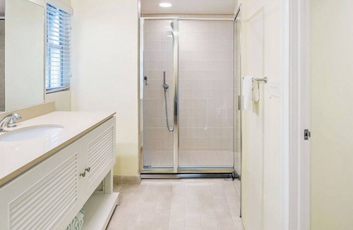 Old Town Resort | 𝐅𝐢𝐧𝐝𝐢𝐧𝐠 𝐌𝐞𝐢𝐥𝐢’𝐬 Beachfront Coconut Resort near Southernmost Pointe