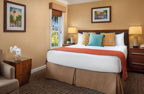 Old Town Resort | 𝐅𝐢𝐧𝐝𝐢𝐧𝐠𝐌𝐞𝐢𝐥𝐢 Waterfront Sunset Harbor Resort, DUVAL STREET+Amenities