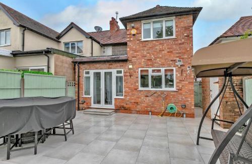 Solihull House | Finest Retreats - DeBarnes House