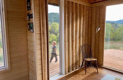 Beaver Mines Cabin | Finnish Off-Grid Cabin in the Foothills