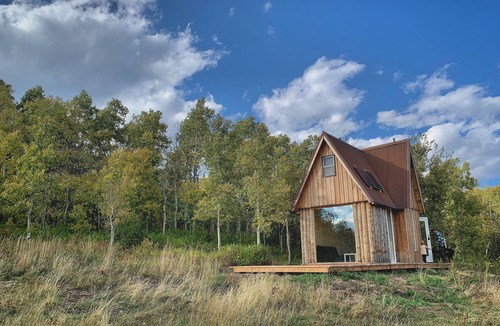 Beaver Mines Cabin | Finnish Off-Grid Cabin in the Foothills