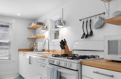 Bass Harbor Cottage | Fiona's Quiet Side Cottage—2 min to ocean, 1m to Bass Harbor Light