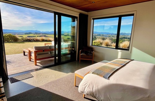 Te Anau House | Fiordland Eco-Retreat ☆ 5-Star Luxury ☆ Panoramic Views ☆ Hot Tub