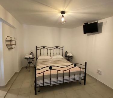 Conversano Apartment | fiori catene tra le torri