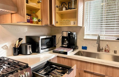 Mid Central House | [Fire/Flood Support] 3-bedroom Modern Luxury House in Central Pasadena