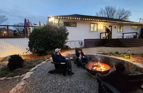 Cramerton House | fire pit+corn hole+bikes+kayaks+gym+golf pass | Art inspired retreat