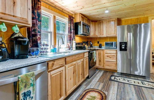 Cosby Cabin | Fire Pit & Covered Deck! Cozy, Rustic Cosby Cabin
