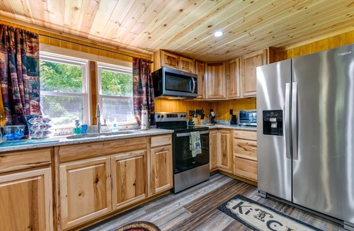 Cosby Cabin | Fire Pit & Covered Deck! Cozy, Rustic Cosby Cabin