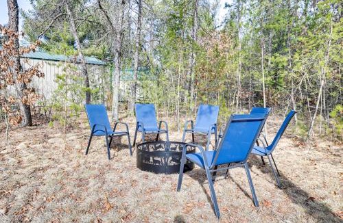 Krakow House | Fire Pit: Family-Friendly Cabin in Gillett!