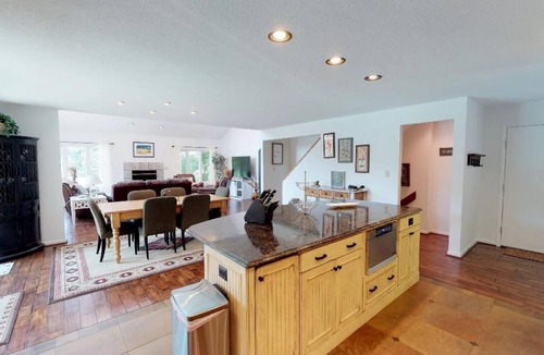 Huddleston House | Fire-Pit, Fireplace, Hot Tub, Pool Table, Dog Friendly, Kayaks & Paddleboards! Visit "American Dream