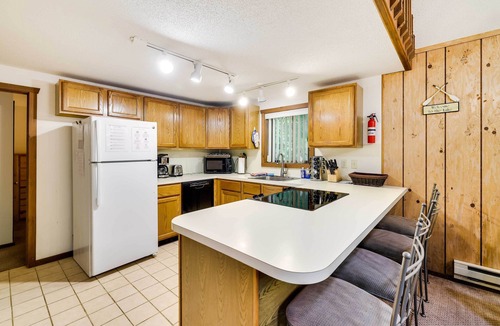 Greentown Cabin | Fire Pit & Games! Prow Chalet; Mins to Lake Wally!
