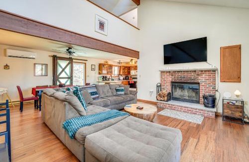 Bushkill House | Fire Pit & Gas Grill: Charming Poconos Abode!