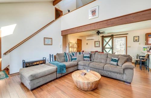 Bushkill House | Fire Pit & Gas Grill: Charming Poconos Abode!