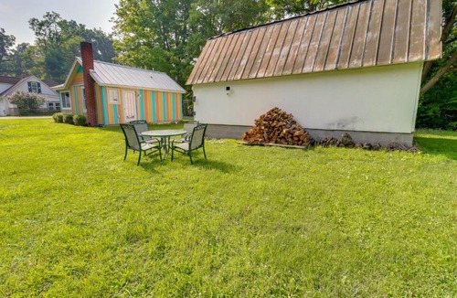 Manitou Beach Apartment | Fire Pit, Gas Grill! Bright Cottage By Devils Lake