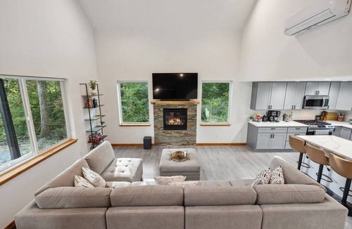 Ashford Cabin | Fire Pit Hot Tub King Bed Grill Yoga Rm