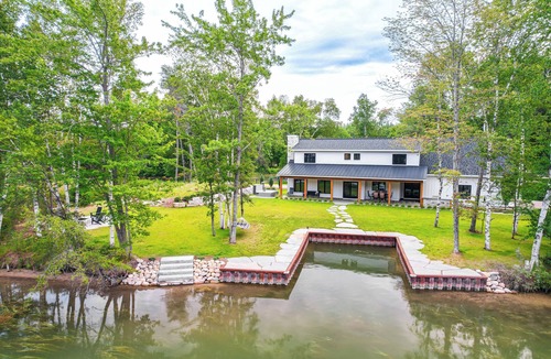Alanson Cottage | Fire Pit & Lake Views: Cozy Crooked River Retreat!