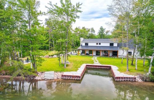 Alanson House | Fire Pit & Lake Views: Cozy Crooked River Retreat!