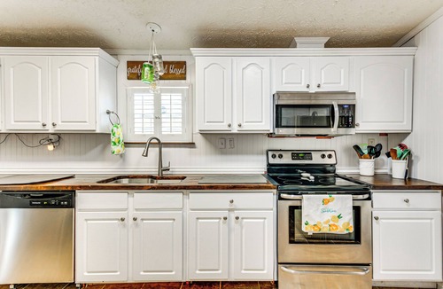 Beulah House | Fire Pit & On-Site Fishing! Pensacola Family Home