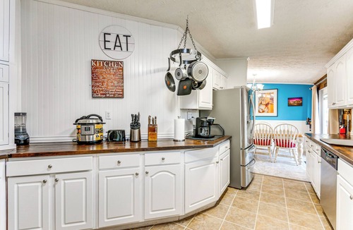 Beulah House | Fire Pit & On-Site Fishing! Pensacola Family Home