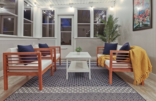 Monona House | FIRE PIT🔥 PORCH💡GAMES 😎 GREAT LOCATION 🏡 SAFE❗️