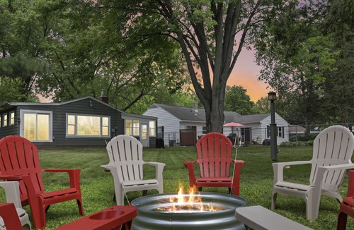 Monona House | FIRE PIT🔥 PORCH💡GAMES 😎 GREAT LOCATION 🏡 SAFE❗️