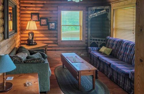 Henryville House | Fire Pit & Private Lake! 40-Acre Underwood Retreat