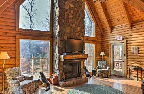 Henryville House | Fire Pit & Private Lake! 40-Acre Underwood Retreat