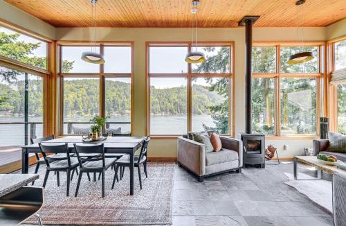 Olympia House | Fire Pit & Views: Modern Summit Lake Escape!