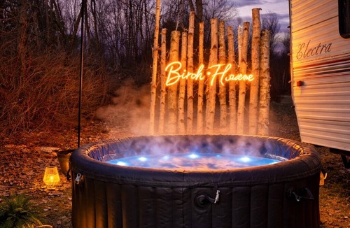 Fostoria House | Firefly-A Cozy Escape at Birch + Flame Hot Tub