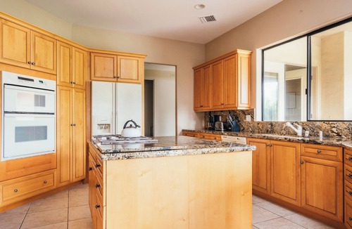 La Quinta Cove Cottage | Firefly by Avantstay Spacious Backyard w/Pool& Hot Tub!