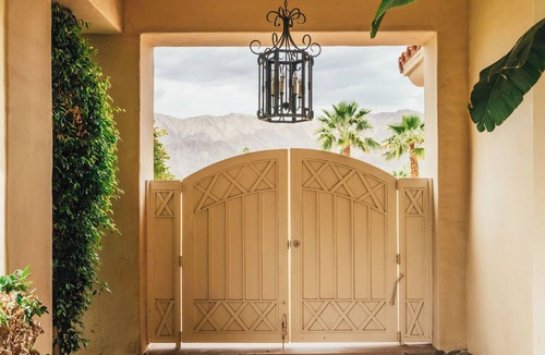 La Quinta Cove Cottage | Firefly by Avantstay Spacious Backyard w/Pool& Hot Tub!
