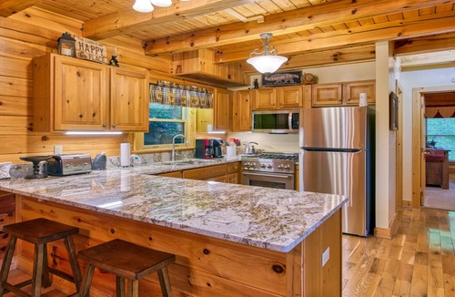 Waynesville Cabin | Firepit, Cozy, High-Speed Wi-Fi, 3 bedrooms!