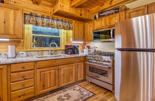 Waynesville Cabin | Firepit, Cozy, High-Speed Wi-Fi, 3 bedrooms!