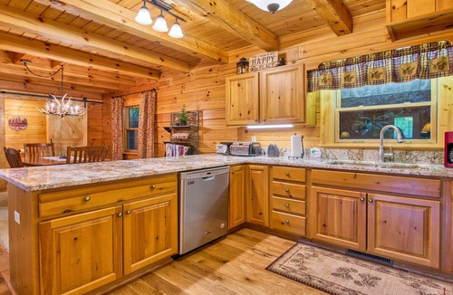 Waynesville Cabin | Firepit, Cozy, High-Speed Wi-Fi, 3 bedrooms!
