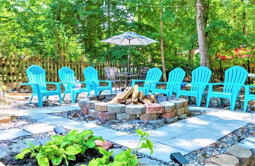 Kernersville House | Firepit Games Grill Hot Tub Arcade & King Bed