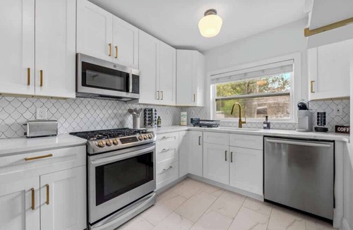 Riverside Heights House | Firepit, Outdoor Dining, BBQ + Fully Fenced Yard!